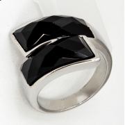Кольцо под серебро с черными камнями Swarovski
